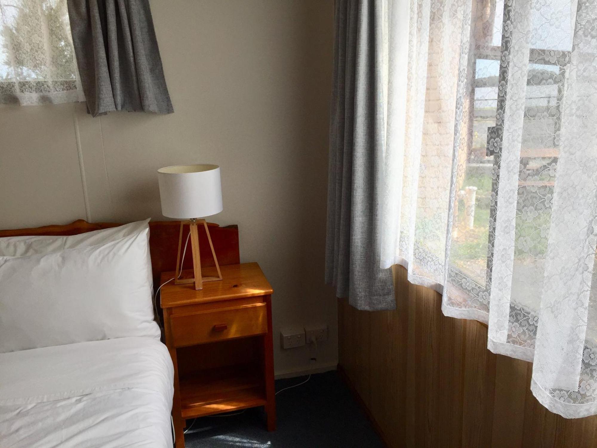 Regatta Point Tavern & Holiday Villas Strahan Bagian luar foto