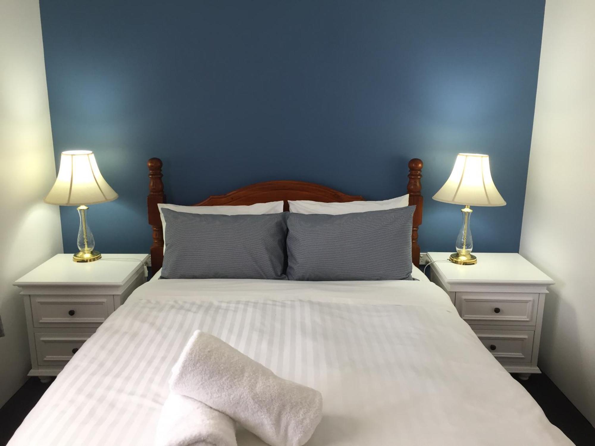 Regatta Point Tavern & Holiday Villas Strahan Bagian luar foto