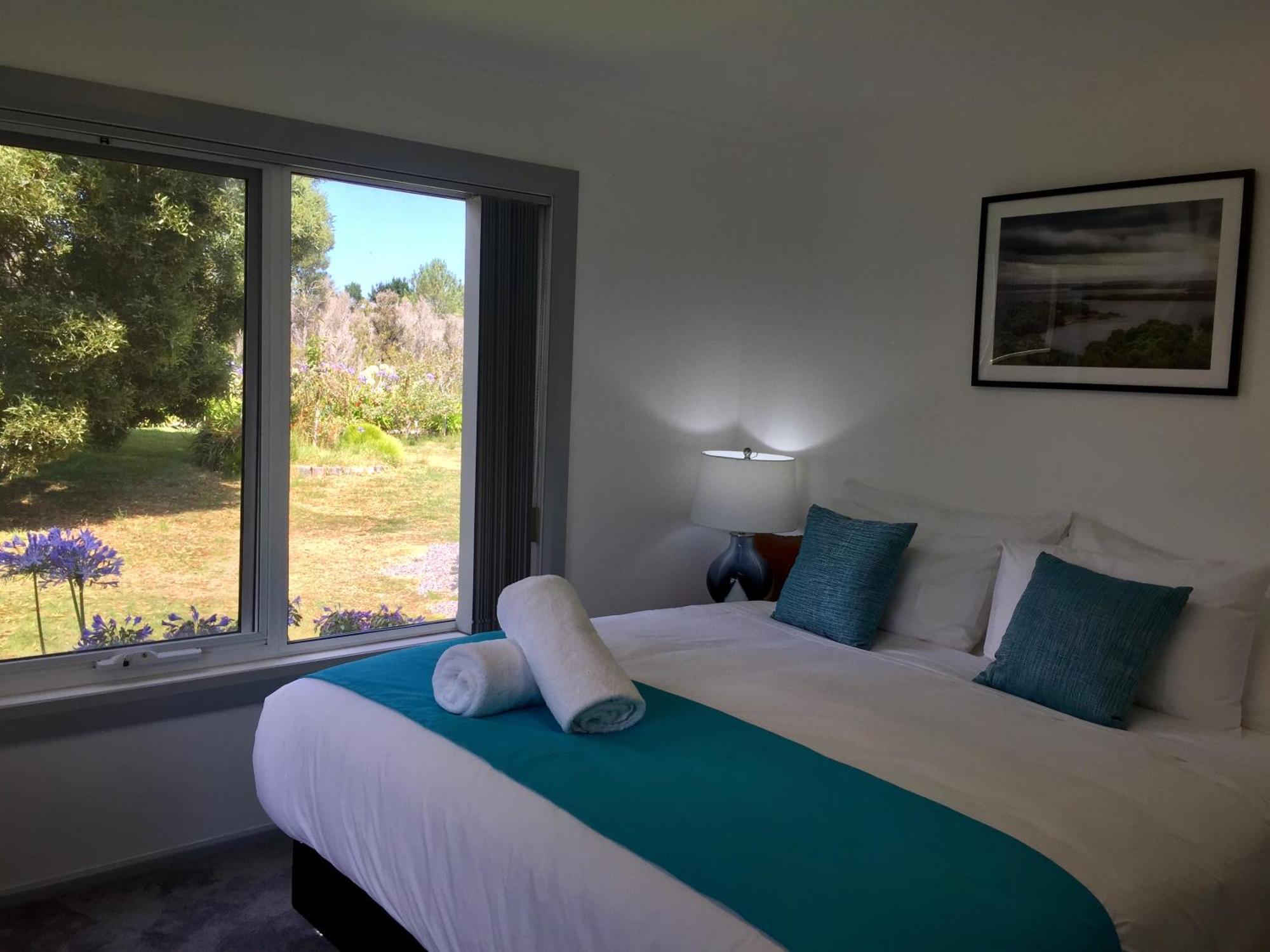 Regatta Point Tavern & Holiday Villas Strahan Bagian luar foto
