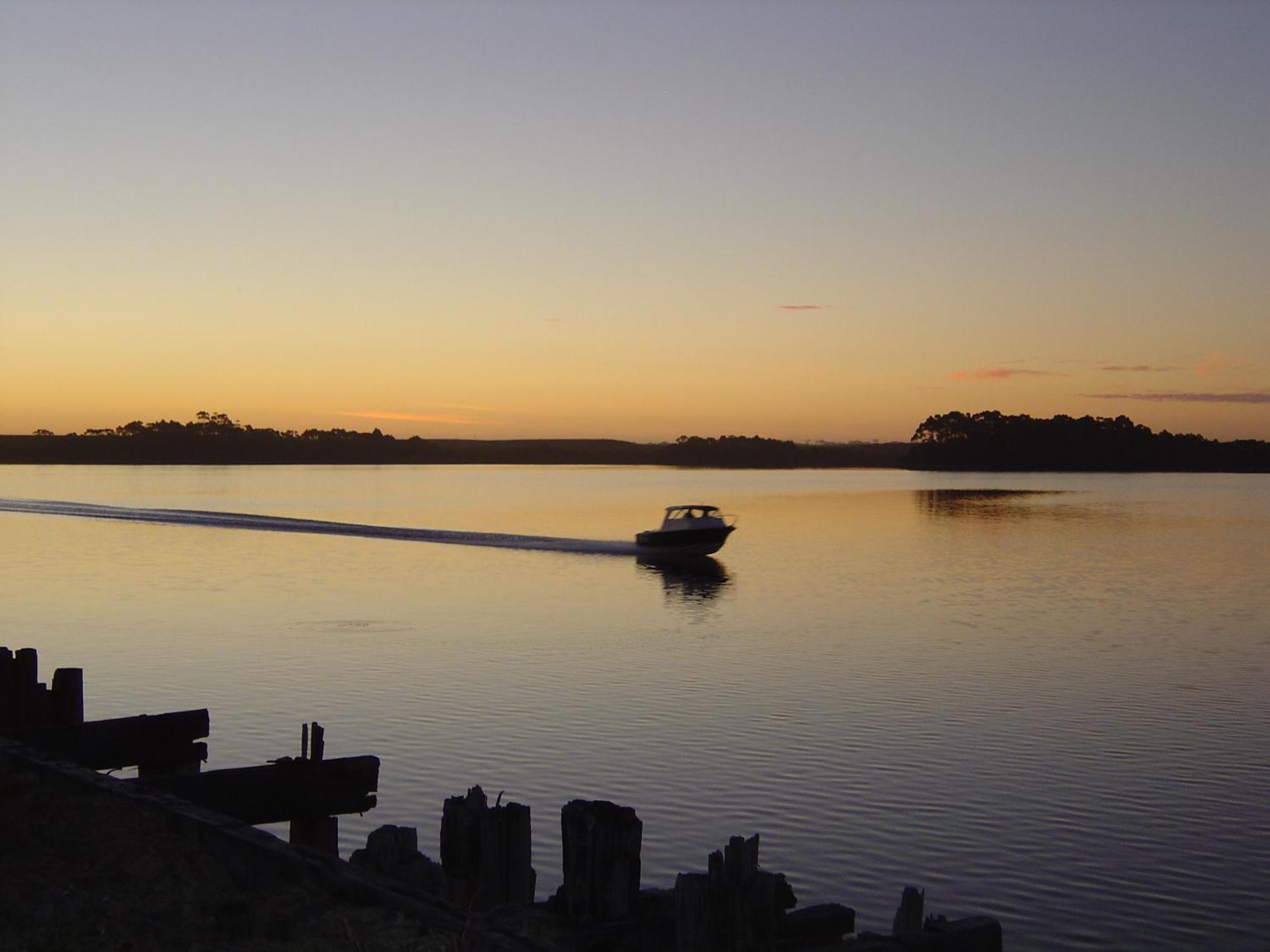 Regatta Point Tavern & Holiday Villas Strahan Bagian luar foto